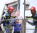 Rossi gana, Lorenzo es segundo y Márquez acaba por los suelos