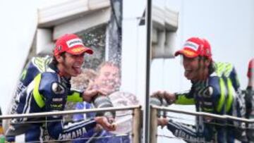 Valentino Rossi, feliz en el podio.