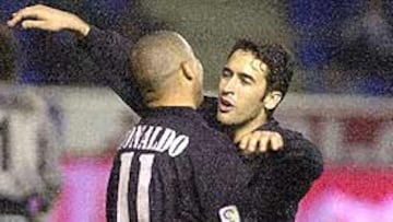<b>HAT-TRICK.</b> Ronaldo consiguió ayer su primer hat-trick como jugador del Real Madrid. En la foto Raúl le felicita tras conseguir el primer tanto.