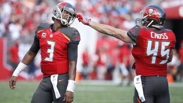 TAMPA, FL - JANUARY 01: Alan Cross #45 of the Tampa Bay Buccaneers pulls a piece of turf out of the facemask of Jameis Winston #3 in the second quarter of the game against the Carolina Panthers at Raymond James Stadium on January 1, 2017 in Tampa, Florida. Joe Robbins/Getty Images/AFP
== FOR NEWSPAPERS, INTERNET, TELCOS & TELEVISION USE ONLY ==