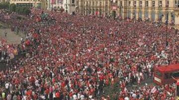 La afición se lleno las calle para celebrar el título.