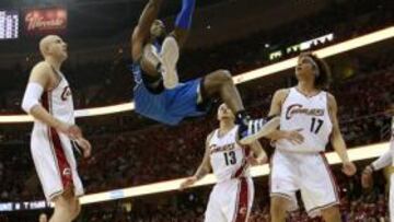 <b>NO RESISTE. </b>Howard se cuelga ante los Cavs. La canasta no aguantó.