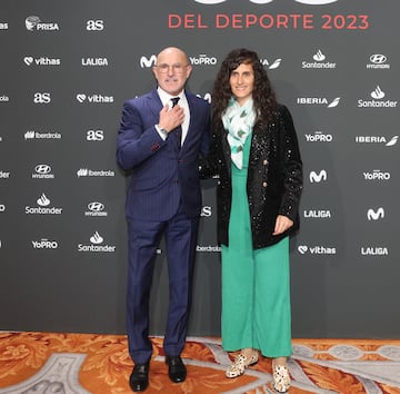 Luis de la Fuente y Montse Tomé, entrenadores de la selección española de fútbol masculino y femenino respectivamente, posan en el photocall de los Premios AS del Deporte 2023.