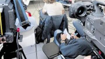 <b>CUESTIONADO. </b>Miguel Ángel Lotina volvió a dirigir ayer el entrenamiento del Espanyol.