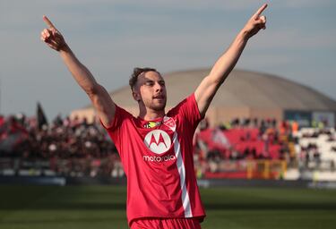 En la temporada 23/24 aterrizó en el Inter como cedido con obligación de compra si se cumplen varias condiciones. El precio de compra será de trece millones de euros. 