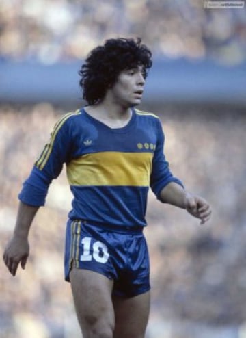 En 1981, ficha por el que se convirtió en su gran amor: Boca Juniors. Entre este año, y 1982, 'Diego' anotó 28 goles en 40 partidos.