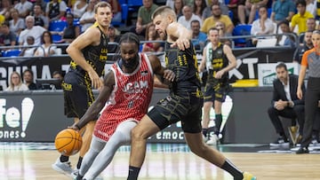 El alero del Ucam Murcia, Sant-Roos (i), y el alero de La Laguna Tenerife, Rokas Giedraitis (d), durante el partido de la jornada tres de la liga Endesa que enfrento a ambos equipos este sábado en el pabellón Santiago Martín en La Laguna, (Tenerife).