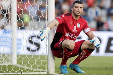 El guardameta brasileño sigue como el guardián de la meta de los Gallos Blancos, además de ser uno de los referentes del equipo.