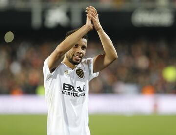 Los jugadores del Valencia celebraron la clasficación para la final de la Copa del Rey. En la imagen, Coquelin.