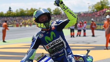 Valentino Rossi celebra su victoria en Montmeló en 2016.
