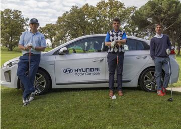 Santiago De la Rocha, Jaime Sánchez y Francisco Javier Hernández, junto al IONIQ de Hyundai.