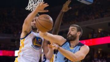 Marc Gasol dobla el balón a la esquina ante la presión de Andrew Bogut.