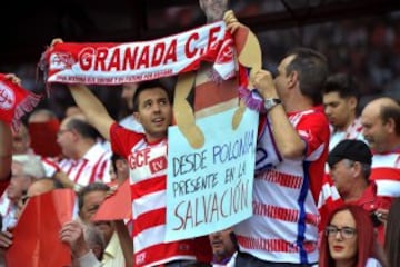 Seguidores del Granada portan una pancarta en su apoyo, durante el partido de la trigésimo octava jornada y última de Liga, que disputan en el estadio Los Cármenes de Granada. 