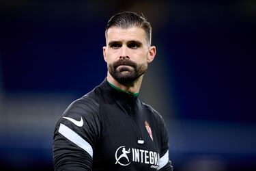 El guardameta del Sporting de Gijón lleva toda una vida en España. Con 38 años ha vestido la camiseta de clubes como el Atlético de Madrid, Eibar, Leganés y Sporting de Gijón. Lleva un total de 393 partidos jugados en toda su trayectoria y ha encajado un total de 476 goles. Aun así, el portero de Mérida ha conseguido dejar la portería a cero en 127 ocasiones.