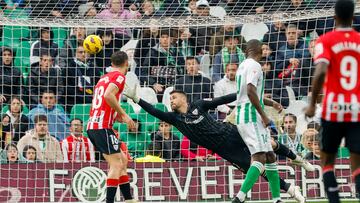 SEVILLA, 25/02/2024.- El portero del Athletic Unai Simón (c) encaja el tercer gol ante el Betis durante el partido de la Jornada 26 de LaLiga que Betis y Athletic disputan este domino en el estadio Benito Villamarín. EFE/ Julio Muñoz
