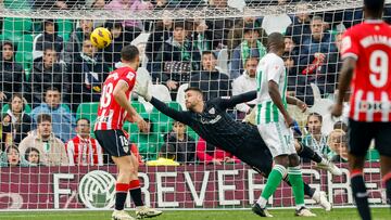 SEVILLA, 25/02/2024.- El portero del Athletic Unai Simón (c) encaja el tercer gol ante el Betis durante el partido de la Jornada 26 de LaLiga que Betis y Athletic disputan este domino en el estadio Benito Villamarín. EFE/ Julio Muñoz