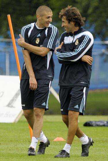 Coincidieron una temporada, la última del 'siete' blanco como jugador madridista. Raúl ejerció de capitán y de cicerone en una campaña en la que los blancos afrontaban un cambio de ciclo de la plantilla: llegaron futbolistas como Cristiano, el propio Karim, Kaká, Xabi Alonso, Albiol y Arbeloa, entre otros. Aunque los resultados no fueron los esperados (el equipo no ganó nada, pese a alcanzar los 96 puntos y marcar 102 tantos), esa temporada de transición y de adaptación de los nuevos sirvió para que esa nueva plantilla fuese plantando la semilla de lo que vendría después. En la que sería su última campaña, Raúl jugó 39 partidos y marcó siete goles. Por su parte, Benzema participó en 33 partidos y selló nueve dianas.