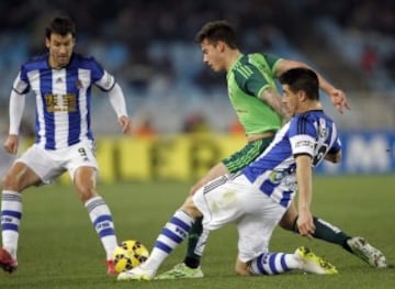 El jugador de la Real Sociedad Yuri lucha un balón con Santi Mina.