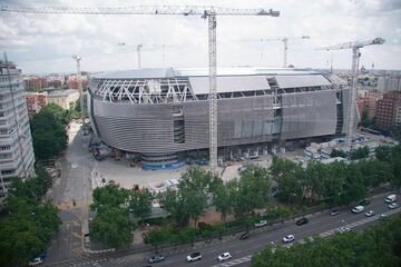 Llega el verano y con ello el parón de las competiciones y las obras de remodelación del Estadio Santiago Bernabéu avanzan a pasos agigantados. 