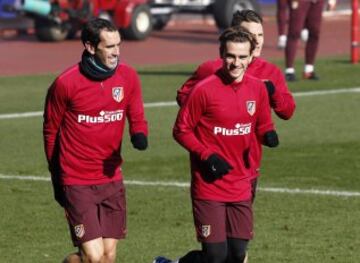 Griezmann, Godín y Gameiro durante el entrenamiento.
