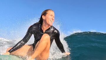 Katie McConnell surfeando en POV desde la punta de su tabla de surf