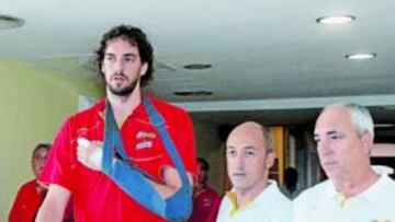 <b>EL DÍA DESPUÉS. </b>Pau Gasol, ayer, con el brazo en cabestrillo en el lugar de concentración de la Selección española.