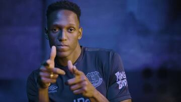 Yerry Mina presenta la 3ra equipaci&oacute;n del Everton juntos con Andr&eacute; G&oacute;mez 