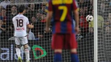 <b>EN APRIETOS.</b> Kike Sola lamenta una de las ocasiones falladas por Osasuna; Villa observa.