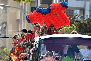 Las jugadoras de la Selección en el autobús descapotable por las calles de Ibiza.