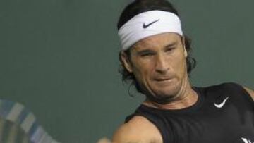 <b>ADELANTE.</b> El español Carlos Moyá solventó con éxito su estreno en el torneo de Chennai (India) al eliminar por 6-3 y 7-6(4) al tenista tailandés Danai Udomchoke, procedente de la previa, que logró oponer más resistencia de la esperado, sobre todo, en la segunda manga.