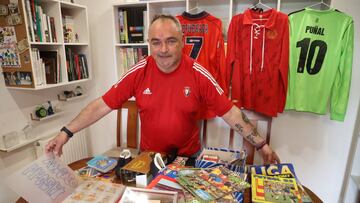 Miki Bermejo muestra algunos de los muchos objetos que atesora.