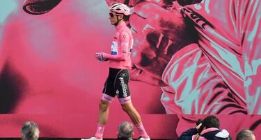 La vida en rosa para el líder del Giro, Joao Almeida