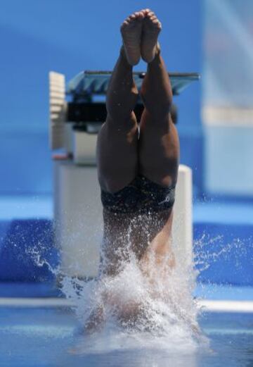 Li Shixin entrando en el agua.