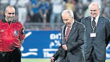 <b>EL ARTÍFICE.</b> Simon Peres hizo el saque de honor.