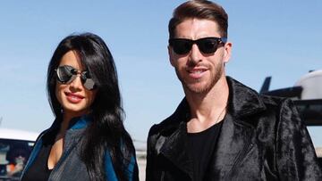 Pilar Rubio y Sergio Ramos posando sonrientes y con gafas de sol.