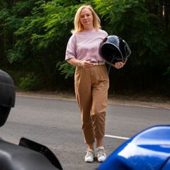¿Es peligroso manejar moto con shorts y sandalias?