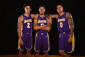 La franquicia angelina atraviesa por el peor momento de su historia. No alcanza los playoffs desde 2012, carece de grandes figuras, ya no llena el Staples Center y ha superado temporada a temporada sus peores récords de derrotas. En el curso 2015-2016, firmaron el peor registro de su historia: 17 victorias y 65 descalabros. Ni la llegada de ‘Magic’ Johnson a la gerencia deportiva ha logrado enmendar el barco. Está por ver si la llegada de Lonzo Ball brinda esperanza al segundo equipo con más trofeos Larry O’Brien en sus vitrinas.