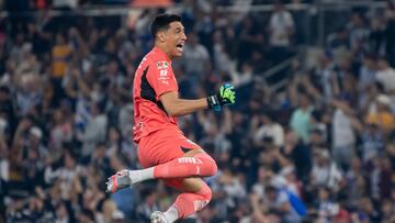 AME9189. MONTERREY (MÉXICO), 19/10/2024.- Esteban Andrada portero de Rayados celebra un gol este sábado, durante un partido de la jornada 12 del Torneo Apertura 2024 entre Rayados y Tigres en el estadio BBVA Monterrey (México). EFE/ Miguel Sierra