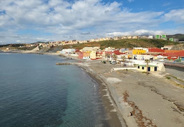 La playa de Tramaguera, ubicada en la ciudad autónoma de Ceuta, es una franja costera de arena oscura que se extiende unos 400 metros de largo por apenas 8 de ancho. Su ambiente es tranquilo y de baja ocupación, ideal para quienes buscan un rincón más reservado cerca del mar. Aunque no cuenta con bandera azul ni paseo marítimo, su entorno urbano permite un acceso relativamente sencillo a pie o en coche, aunque sin señalización clara ni aparcamiento propio1.

Situada cerca de la frontera del Tarajal, es una playa sin servicios de nudismo y con escasos equipamientos turísticos, pero perfecta para quienes disfrutan del buceo o la pesca, ya que alberga una rica vida marina bajo sus aguas. Un lugar discreto, pero con encanto para los amantes del mar en su estado más natural.