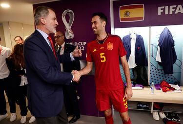 Su majestad el Rey Felipe VI en el vestuario de la Selección felicitando al capitán Sergio Busquets por la victoria ante Costa Rica.
