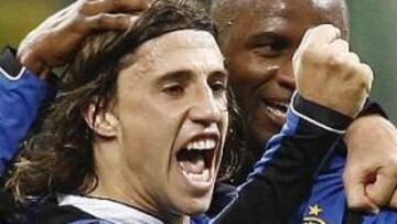 <b>LO JUSTO.</b> El Inter continúa sin encontrar su mejor nivel, pero el golde 'Valdanito' Crespo fue suficiente para que su equipo siga optando a la primera plaza del grupo.
