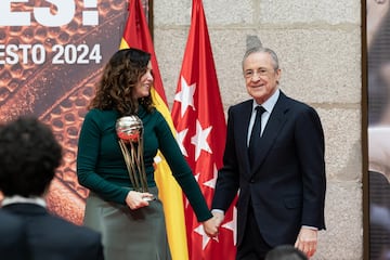 La presidenta de la Comunidad de Madrid, Isabel Díaz Ayuso, junto al presidente del Real Madrid, Florentino Pérez.