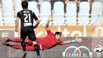 El guardameta de la Real Sociedad, Bravo, trata de detener un penalty lanzado por Michel, del Levante U.D, el 17 de febrero. 