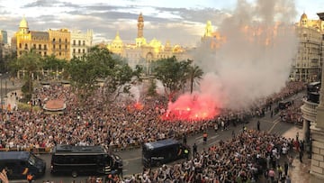 Locura en Valencia con la Copa y gritos de "¡Rodrigo quédate!"