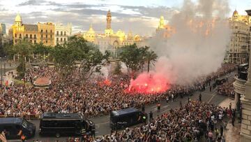 27/05/19 VALENCIA CF
 CELEBRACIONES INSTITUCIONALES
 COPA DEL REY 2019
 PLAZA AYUNTAMIENTO
 LLEGADA AUTOBUS