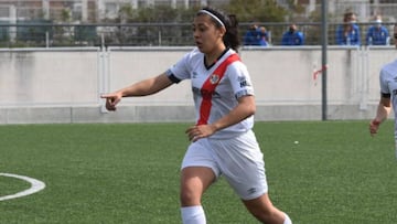 Paula Fern&aacute;ndez conduce un bal&oacute;n durante un partido de la Primera Iberdrola.