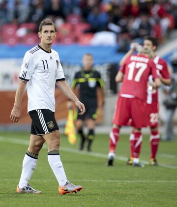 Miroslav Klose, expulsado en el partido Alemania-Serbia por doble amonestación, fue objeto de las críticas más abusivas por parte de la prensa alemana. Para Bild, “La doble cartulina fue una estupidez. La segunda falta fue totalmente innecesaria. La decisión del colegiado es controvertida, pero todo el mundo en el estadio se dio cuenta de que Undiano sacaba tarjetas a todo lo que se movía a su alrededor”. Sin embargo, el delantero se defendió: “Yo no cometí ninguna estupidez. Stankovic reconoció que su pie se le quedó enrededado entre mis piernas”.