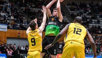 La Penya tumba al líder con un gran final