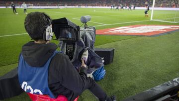 C&aacute;mara de televisi&oacute;n en un partido del Barcelona de Copa