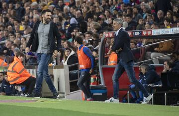 El segundo entrenador del Barcelona, Eder Sarabia, charla con el primer entrenador Quique Seti¨¦n.